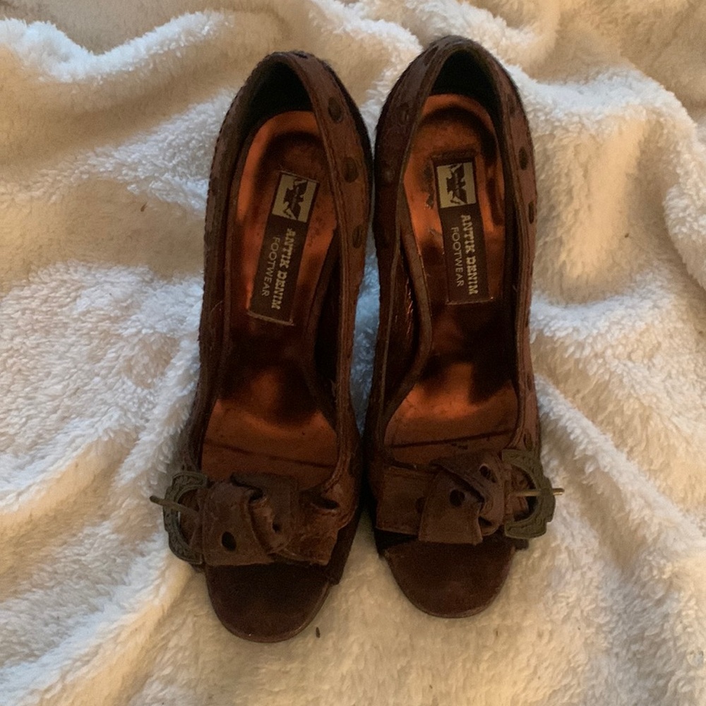 Anticdenim open toed leather and a soft fur exterior made in Spain